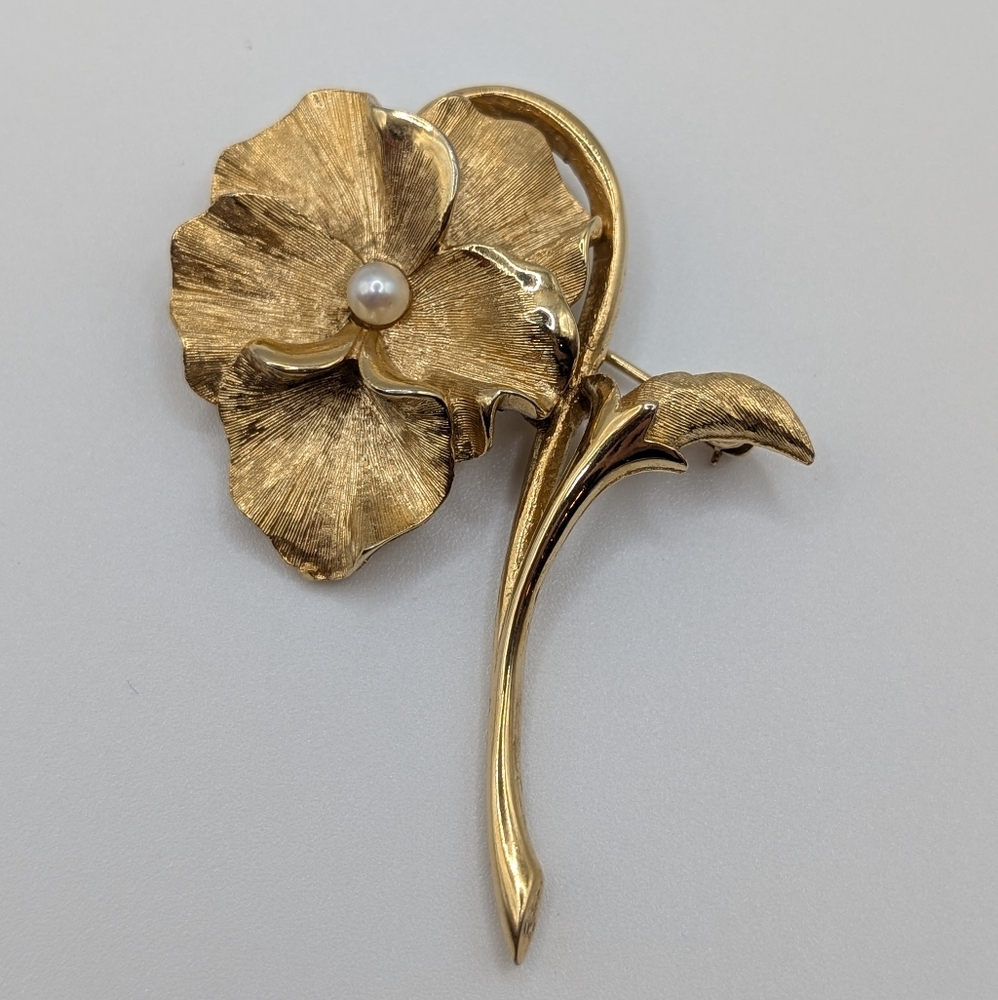 Vintage Boucher “Pansy” Brooch with Pearl | Signed 8376P | Collectible Gold-Tone